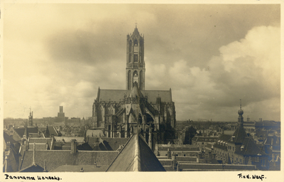 3008 Gezicht op de Domkerk en Domtoren (Domplein) te Utrecht vanaf de Pieterskerk, uit het oosten.